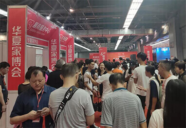 贵阳家博会现场人流如织
